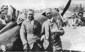 Paul Baumer (z lewej) na wystawie lotniczej Berlin 1925