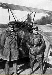 Lothar i Manfred na tle Fokkera Dr I